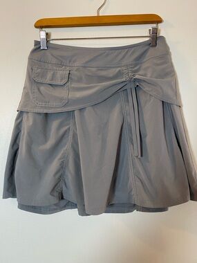 Athleta Light Gray Activewear Top with Subtle Logo